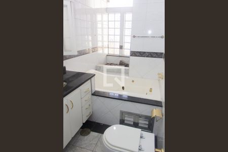 Casa à venda com 220m², 4 quartos e 3 vagasBanheiro 1 Suíte