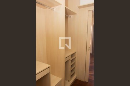 Casa à venda com 220m², 4 quartos e 3 vagasCloset