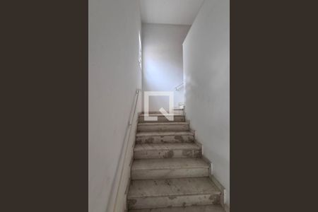 Apartamento à venda com 90m², 2 quartos e 2 vagas Apartamento à venda com 90m², 2 quartos e 2 vagasEscada