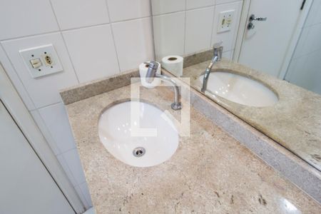 Apartamento à venda com 55m², 2 quartos e 2 vagasDetalhe do banheiro