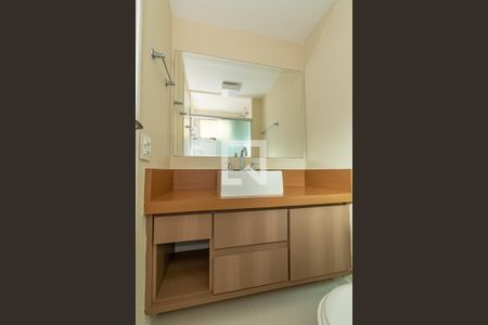 Banheiro da Suíte  de apartamento para alugar com 3 quartos, 74m² em Jardim das Paineiras, Campinas