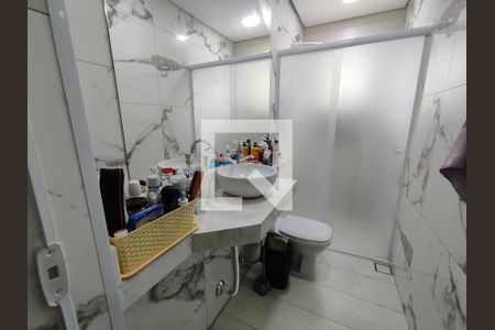 Banheiro do piso superior de casa para alugar com 3 quartos, 119m² em Tanquinho, Ferraz de Vasconcelos