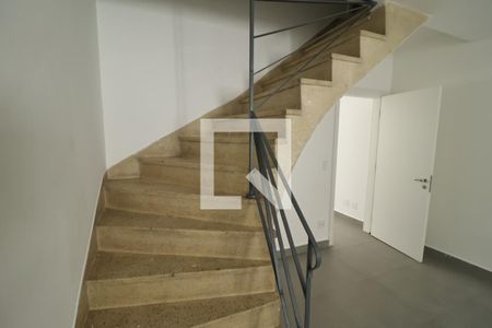 Escada de apartamento para alugar com 1 quarto, 89m² em Santana, São Paulo