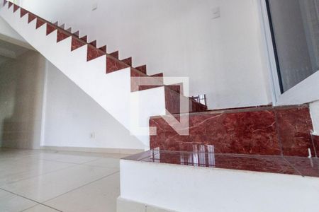 Escada de casa para alugar com 2 quartos, 130m² em Vila Granada, São Paulo