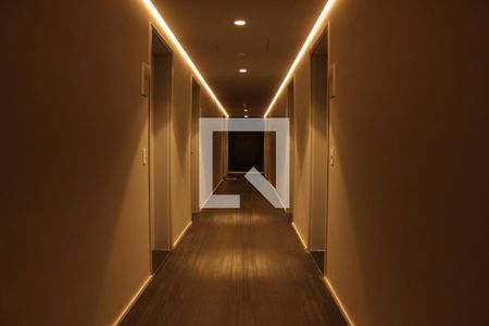 Corredor de kitnet/studio à venda com 1 quarto, 28m² em Jardim das Bandeiras, São Paulo