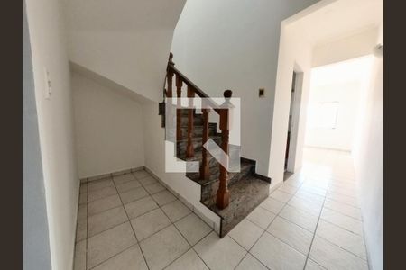 Sala - Escadas de casa para alugar com 3 quartos, 220m² em Jardim Peri, São Paulo