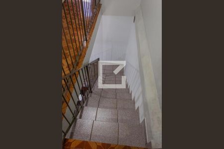 Casa à venda com 150m², 4 quartos e 2 vagas Casa à venda com 150m², 4 quartos e 2 vagasEscada
