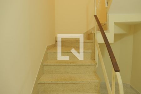 Escada de casa para alugar com 2 quartos, 180m² em Saúde, São Paulo