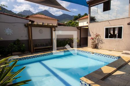 Casa de condomínio à venda com 600m², 3 quartos e 4 vagas Casa de condomínio à venda com 600m², 3 quartos e 4 vagasÁrea externa