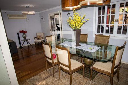 Casa de condomínio à venda com 600m², 3 quartos e 4 vagas Casa de condomínio à venda com 600m², 3 quartos e 4 vagasSala