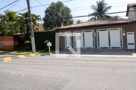 Casa de condomínio à venda com 600m², 3 quartos e 4 vagas Casa de condomínio à venda com 600m², 3 quartos e 4 vagasFachada