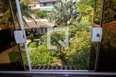 Casa de condomínio à venda com 600m², 3 quartos e 4 vagas Casa de condomínio à venda com 600m², 3 quartos e 4 vagasVista