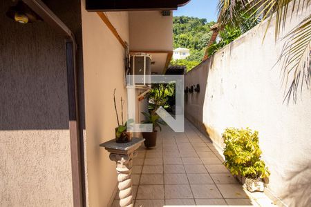 Casa de condomínio à venda com 600m², 3 quartos e 4 vagas Casa de condomínio à venda com 600m², 3 quartos e 4 vagasÁrea externa