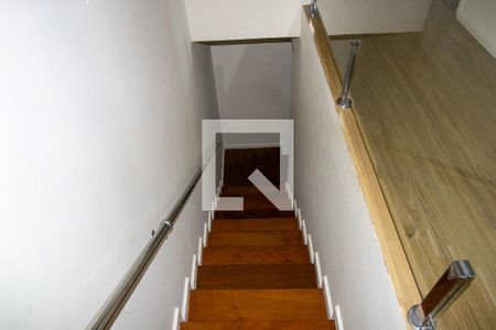 Casa de condomínio à venda com 600m², 3 quartos e 4 vagas Casa de condomínio à venda com 600m², 3 quartos e 4 vagasEscada