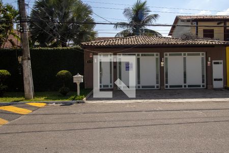 Casa de condomínio à venda com 600m², 3 quartos e 4 vagas Casa de condomínio à venda com 600m², 3 quartos e 4 vagasFachada