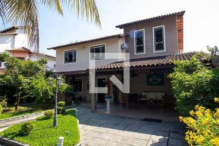 Casa de condomínio à venda com 600m², 3 quartos e 4 vagas Casa de condomínio à venda com 600m², 3 quartos e 4 vagasÁrea externa