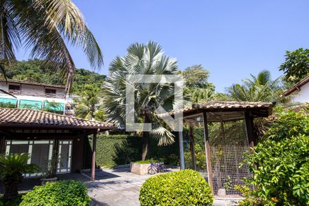 Casa de condomínio à venda com 600m², 3 quartos e 4 vagas Casa de condomínio à venda com 600m², 3 quartos e 4 vagasÁrea externa