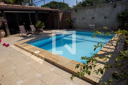 Casa de condomínio à venda com 600m², 3 quartos e 4 vagas Casa de condomínio à venda com 600m², 3 quartos e 4 vagasÁrea externa