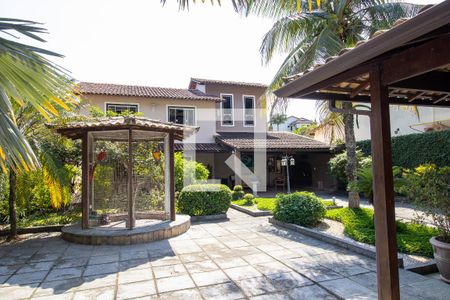 Casa de condomínio à venda com 600m², 3 quartos e 4 vagas Casa de condomínio à venda com 600m², 3 quartos e 4 vagasÁrea externa