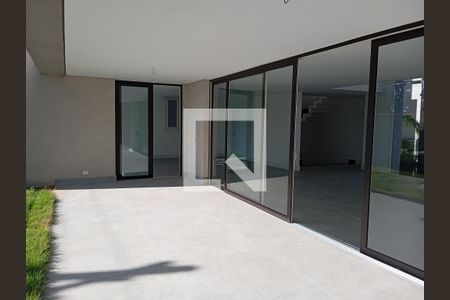 Casa à venda com 686m², 4 quartos e 4 vagas Casa à venda com 686m², 4 quartos e 4 vagasVaranda