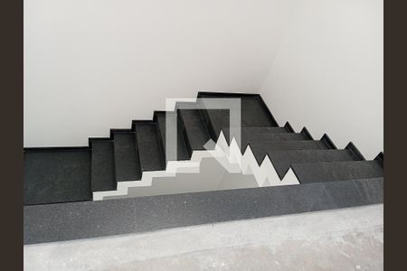 Casa à venda com 686m², 4 quartos e 4 vagas Casa à venda com 686m², 4 quartos e 4 vagasEscada