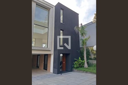 Casa à venda com 686m², 4 quartos e 4 vagas Casa à venda com 686m², 4 quartos e 4 vagasFachada