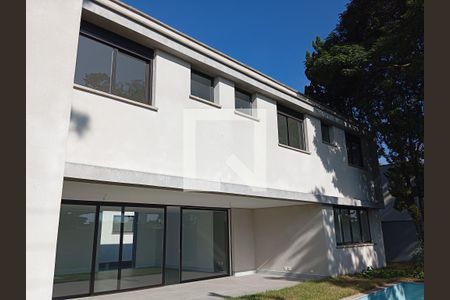 Casa à venda com 686m², 4 quartos e 4 vagas Casa à venda com 686m², 4 quartos e 4 vagasFachada