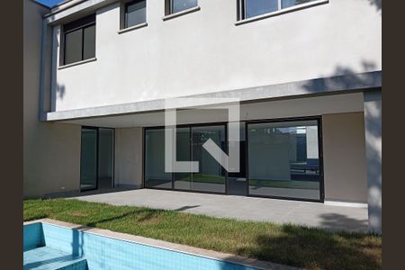 Casa à venda com 686m², 4 quartos e 4 vagas Casa à venda com 686m², 4 quartos e 4 vagasVaranda