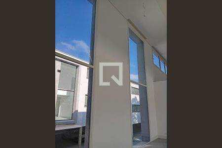 Casa à venda com 686m², 4 quartos e 4 vagas Casa à venda com 686m², 4 quartos e 4 vagasSala