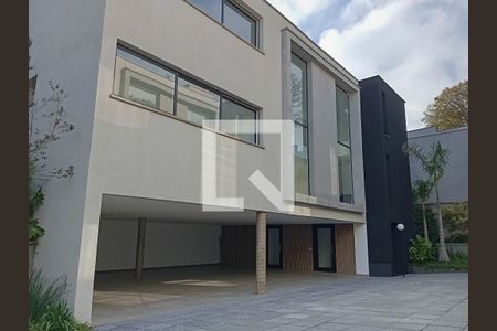 Casa à venda com 686m², 4 quartos e 4 vagas Casa à venda com 686m², 4 quartos e 4 vagasFachada
