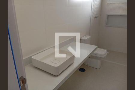 Casa à venda com 686m², 4 quartos e 4 vagas Casa à venda com 686m², 4 quartos e 4 vagasBanheiro suite 1