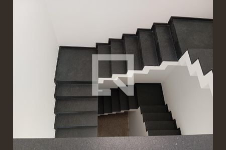 Casa à venda com 686m², 4 quartos e 4 vagas Casa à venda com 686m², 4 quartos e 4 vagasEscada