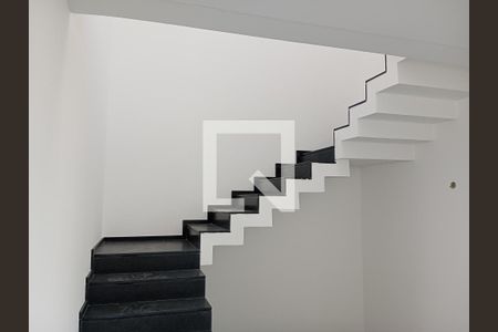 Casa à venda com 686m², 4 quartos e 4 vagas Casa à venda com 686m², 4 quartos e 4 vagasEscada