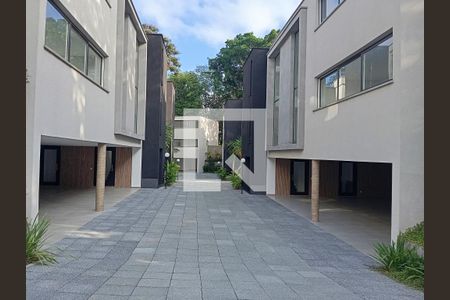 Casa à venda com 686m², 4 quartos e 4 vagas Casa à venda com 686m², 4 quartos e 4 vagasEntrada