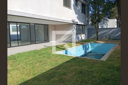 Casa à venda com 686m², 4 quartos e 4 vagas Casa à venda com 686m², 4 quartos e 4 vagasPiscina