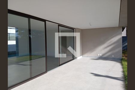 Casa à venda com 686m², 4 quartos e 4 vagas Casa à venda com 686m², 4 quartos e 4 vagasVaranda