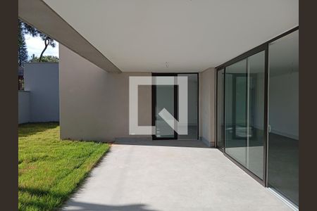 Casa à venda com 686m², 4 quartos e 4 vagas Casa à venda com 686m², 4 quartos e 4 vagasVaranda