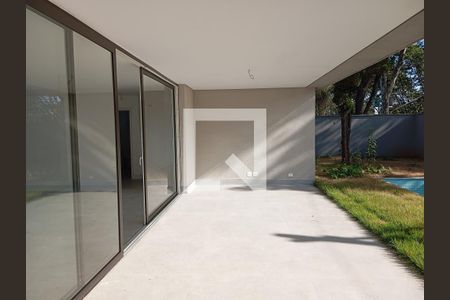 Casa à venda com 686m², 4 quartos e 4 vagas Casa à venda com 686m², 4 quartos e 4 vagasVaranda