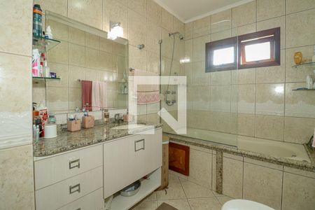 Banheiro da Suíte de casa à venda com 4 quartos, 258m² em Vila Ipiranga, Porto Alegre