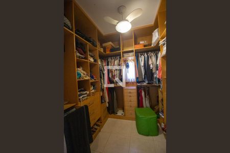 Casa de condomínio à venda com 300m², 4 quartos e 3 vagasCloset da Suíte 1