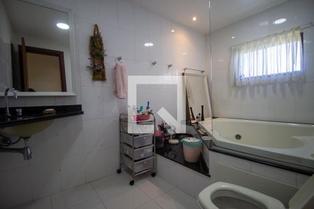 Casa de condomínio à venda com 300m², 4 quartos e 3 vagasBanheiro da Suíte 1