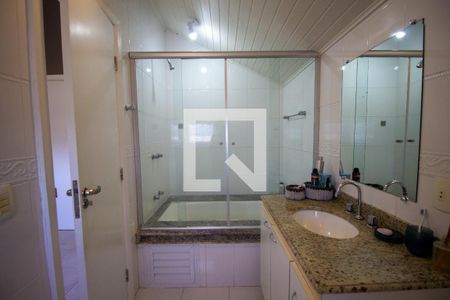 Casa de condomínio à venda com 300m², 4 quartos e 3 vagasBanheiro da Suíte 4