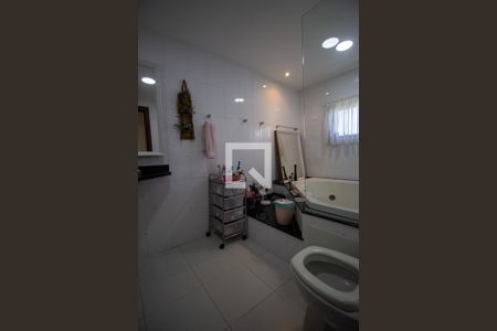 Casa de condomínio à venda com 300m², 4 quartos e 3 vagasBanheiro da Suíte 1