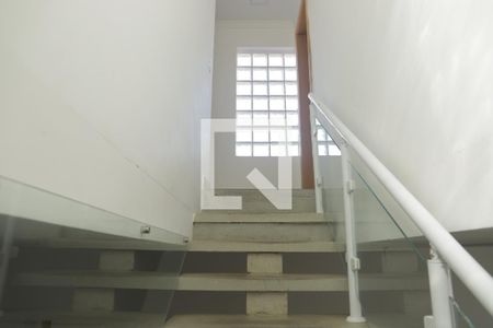 Casa à venda com 200m², 3 quartos e 6 vagasEscada