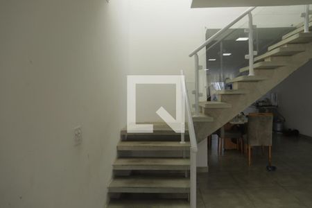 Escada de casa para alugar com 3 quartos, 200m² em Parque Imperial, São Paulo