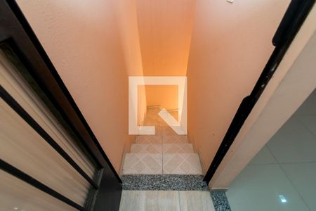 Corredor - Escada de acesso de casa para alugar com 1 quarto, 40m² em Brás de Pina, Rio de Janeiro