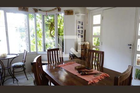 Casa de condomínio à venda com 155m², 4 quartos e 2 vagasSala