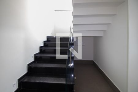 Casa à venda com 230m², 3 quartos e 4 vagasEscada