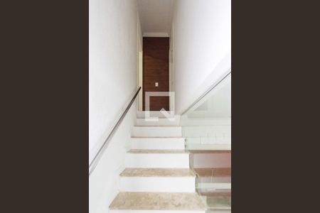 escada de casa de condomínio para alugar com 2 quartos, 150m² em Vila Ema, São Paulo