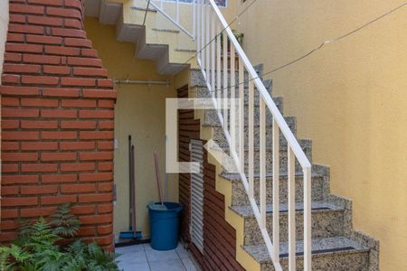 Casa à venda com 138m², 3 quartos e 4 vagas Casa à venda com 138m², 3 quartos e 4 vagasEscada externa fundos